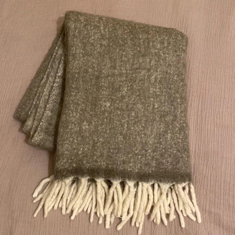 H&M Wool Blend Cozy Gray and Cream Throw Blanket.  Size 51”67”